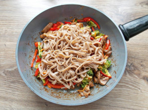 Гречневая лапша с индейкой и овощами