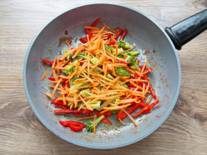 Гречневая лапша с индейкой и овощами