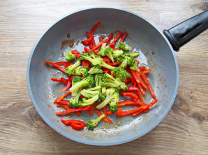 Гречневая лапша с индейкой и овощами