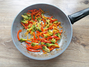 Гречневая лапша с индейкой и овощами