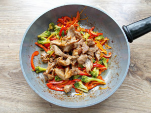 Гречневая лапша с индейкой и овощами