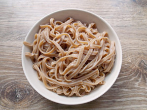 Гречневая лапша с индейкой и овощами