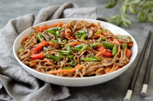 Гречневая лапша вок с овощами