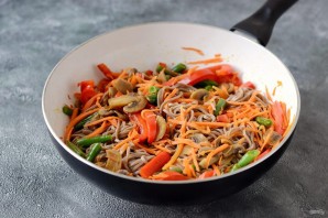 Гречневая лапша вок с овощами