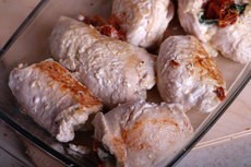 Куриные рулеты с сыром, шпинатом и вялеными томатами Куриные рулеты с сыром, шпинатом и вялеными томатами