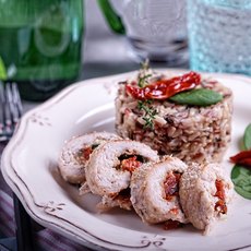 Куриные рулеты с сыром, шпинатом и вялеными томатами Куриные рулеты с сыром, шпинатом и вялеными томатами