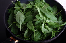 Куриные рулеты с сыром, шпинатом и вялеными томатами Куриные рулеты с сыром, шпинатом и вялеными томатами