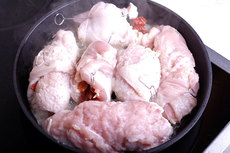 Куриные рулеты с сыром, шпинатом и вялеными томатами Куриные рулеты с сыром, шпинатом и вялеными томатами