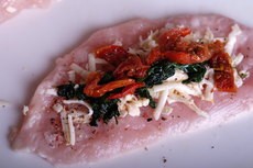 Куриные рулеты с сыром, шпинатом и вялеными томатами Куриные рулеты с сыром, шпинатом и вялеными томатами