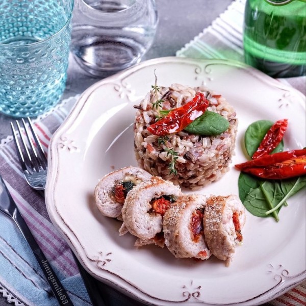 Куриные рулеты с сыром, шпинатом и вялеными томатами Куриные рулеты с сыром, шпинатом и вялеными томатами