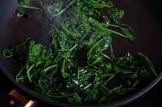 Куриные рулеты с сыром, шпинатом и вялеными томатами Куриные рулеты с сыром, шпинатом и вялеными томатами