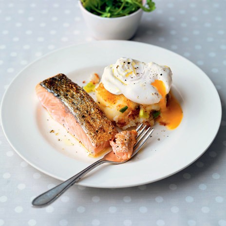 Лосось с картофельными биточками и яйцом пашот
