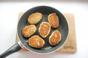 Мясные котлеты с овощами