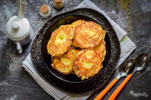 Оладьи из яблок и манки