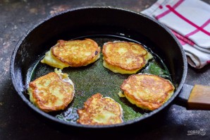 Оладьи из яблок и манки