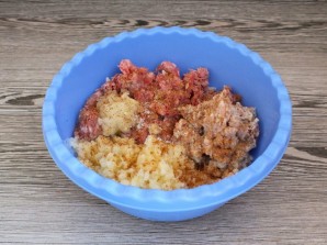 Пельмени с мясом, капустой и салом