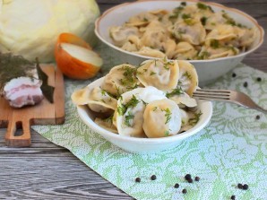 Пельмени с мясом, капустой и салом