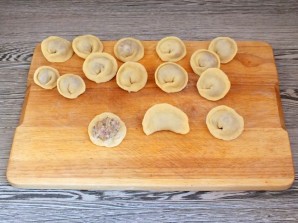 Пельмени с мясом, капустой и салом