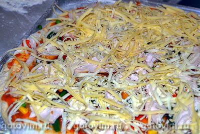 Пицца с сыром и копченой курицей