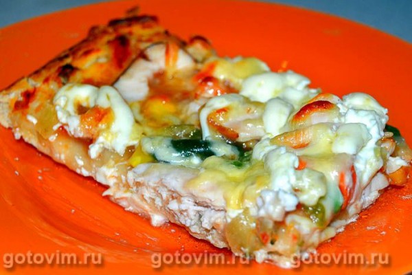 Пицца с сыром и копченой курицей