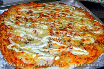 Пицца с сыром и копченой курицей