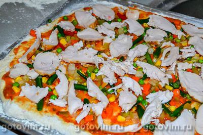 Пицца с сыром и копченой курицей