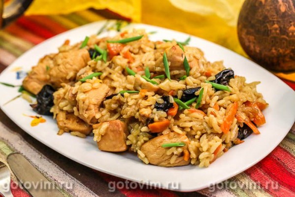 Плов с курицей и сухофруктами