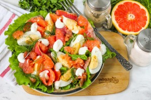 Салат с красной рыбой и грейпфрутом