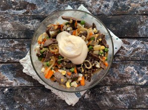 Салат с куриными сердечками и печенью