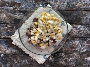 Салат с куриными сердечками и печенью