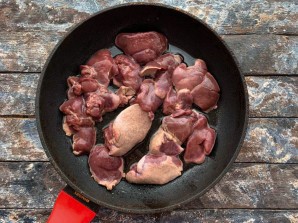 Салат с куриными сердечками и печенью