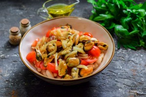 Салат с мидиями и фасолью Салат с мидиями и фасолью