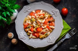 Салат с мидиями и фасолью Салат с мидиями и фасолью
