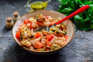 Салат с мидиями и фасолью Салат с мидиями и фасолью