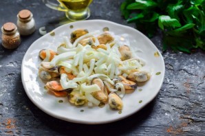 Салат с мидиями и фасолью Салат с мидиями и фасолью