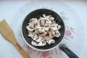 Салат с мясом и жареными шампиньонами