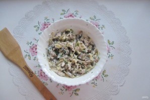 Салат с мясом и жареными шампиньонами