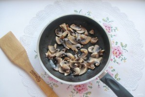 Салат с мясом и жареными шампиньонами