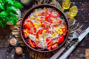 Салат с тунцом и фунчозой Салат с тунцом и фунчозой