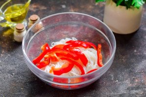 Салат с тунцом и фунчозой Салат с тунцом и фунчозой