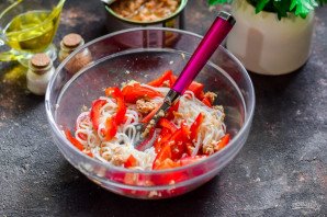 Салат с тунцом и фунчозой Салат с тунцом и фунчозой