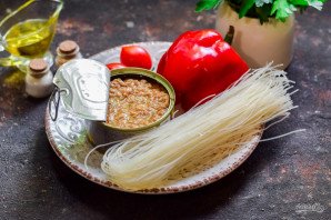 Салат с тунцом и фунчозой Салат с тунцом и фунчозой