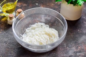 Салат с тунцом и фунчозой Салат с тунцом и фунчозой