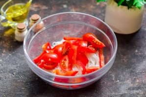 Салат с тунцом и фунчозой Салат с тунцом и фунчозой