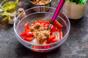 Салат с тунцом и фунчозой Салат с тунцом и фунчозой