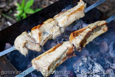 Шашлык из свиных ребрышек на шампурах Шашлык из свиных ребрышек на шампурах