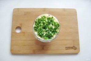 Слоеный салат с курицей и сыром