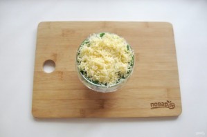 Слоеный салат с курицей и сыром