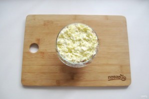 Слоеный салат с курицей и сыром