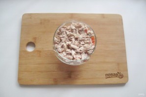 Слоеный салат с курицей и сыром